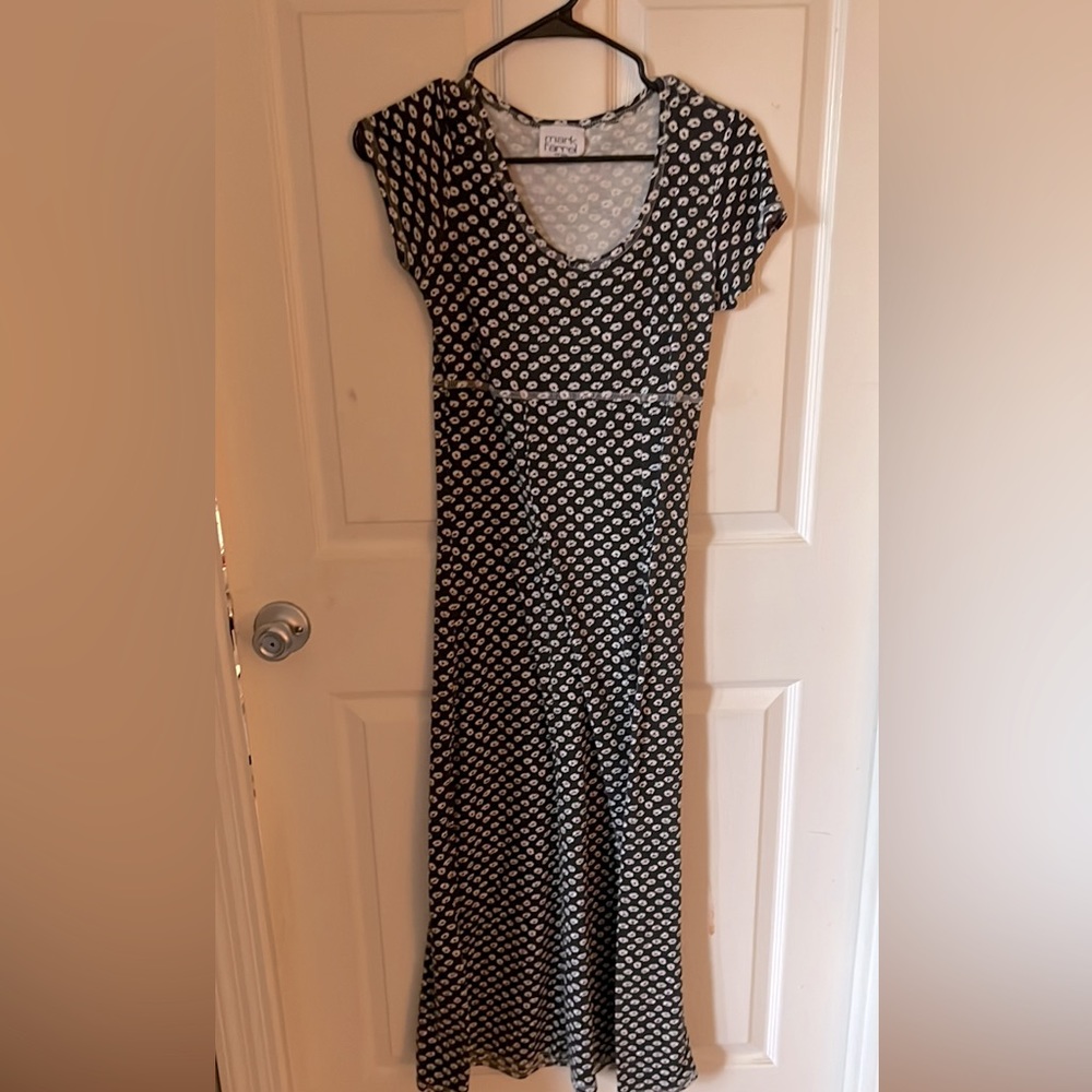 Black and white comfy and stylish flowy shot sleeve dress